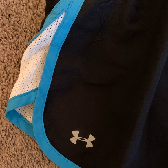 Under Armor running shorts - Picture 2 of 3
